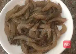 Illustration of how to fry river shrimp in oil 2