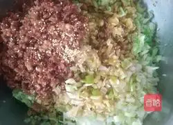 Illustration of how to make dumplings stuffed with radish and meat residue 7