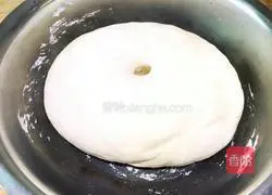 Illustration of how to make dried beans and fresh meat buns 11