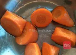 Illustration of how to make pork ribs, corn and yam soup 12