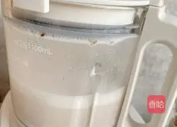 Illustration of how to make walnut red rice paste 9