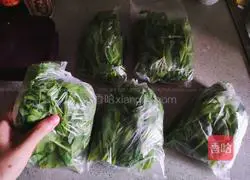 Illustration of how to make pea and egg drop soup 2