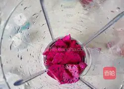 Illustration of how to make dragon fruit yogurt shake 2