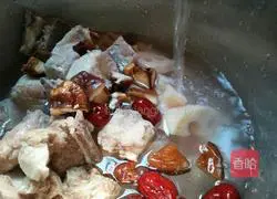 Illustration of how to make mushroom, carrot, lotus root and pork ribs soup 9