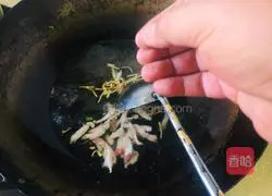 Illustration of how to make spicy and sour shredded pork soup 3