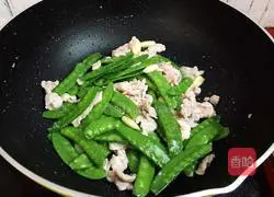Illustration of how to make fried meat with snow peas 12