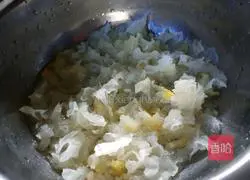 Illustration of how to make wolfberry, pineapple and white fungus soup 4