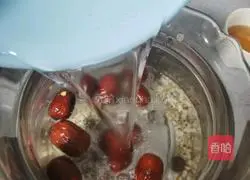 Illustration of how to make longan, red dates and barley soup 7