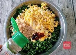 Illustration of how to make leek, shrimp skin and egg pot stickers 8