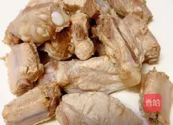 Illustration of how to make pork ribs, yam and carrot soup 4