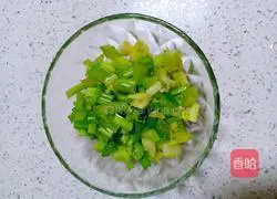 Illustration of how to make celery and cucumber juice 3