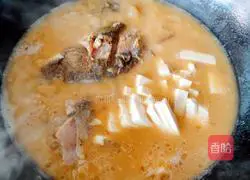 Illustration of how to make crucian carp white jade soup 6