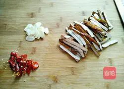 Illustration of how to make fried celery with fragrant aroma 2