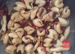 Illustration of how to make fat intestines in a dry pot 9