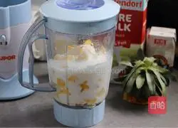 Illustration of how to make pineapple milkshake 2