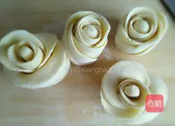 Illustration of how to make flower steamed buns 14