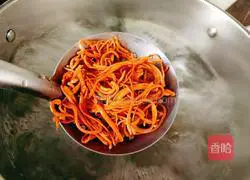 Illustration of how to make beef bone soup with barley, cordyceps, and coconut juice 10