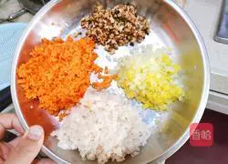 How to make pork, lotus root and carrot dumplings Illustration 1