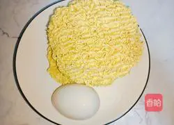 Illustration of how to make instant noodles with duck egg and sauerkraut 1