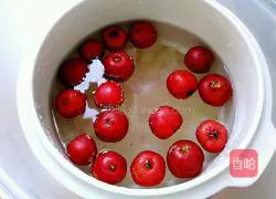 Illustration of how to make hawthorn and white fungus soup 7