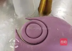 Illustration of how to make purple sweet potato and red date donuts 8