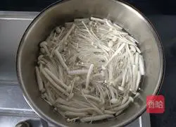 Illustration of how to make mushroom, hibiscus and egg soup 7