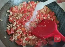 Illustration of how to make tomato meat sauce pasta 10