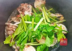 Illustration of how to make fish head and tofu soup 11