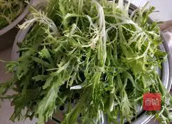 Illustration of how to make chicory mixed with peanuts 1