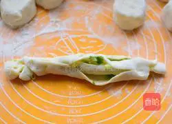 Illustration of how to make scallion pancake 6