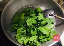 Illustration of how to make mustard shredded pork soup 8