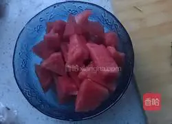 Illustration of how to make watermelon juice 1