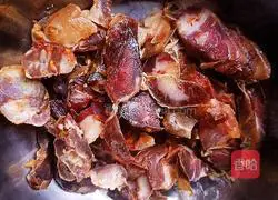 Illustration of how to make fried sausage with snow peas 4