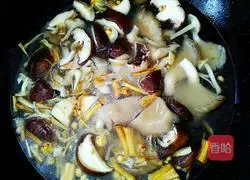 Illustration of how to make mushroom and meat slices soup 8