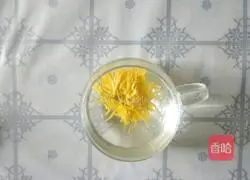 Illustration of how to make linden honey golden chrysanthemum tea 4