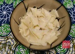 Illustration of making white leather noodles 12