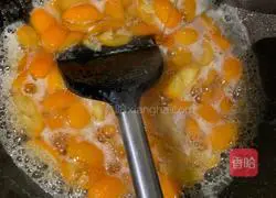 Illustration of how to make rock sugar honey kumquat 5