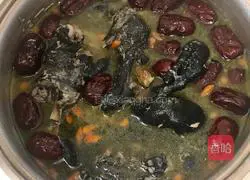 Illustration of making black-bone chicken soup with red dates, wolfberry, dangshen and dangshen 11