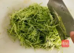 Illustration of how to make shredded radish meatballs 3