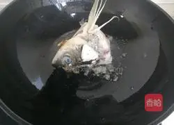 Illustration of how to make fish head and tofu soup 6