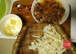 Illustration of how to make fried meat with bamboo shoots 3