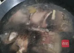Illustration of how to make simple crucian carp tofu soup 3