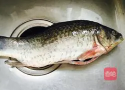 Illustration of how to make steamed crucian carp 1