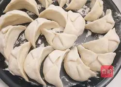 Illustration of how to make pork and mushroom dumplings 9