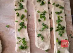 Illustration of how to make scallion pancake 7