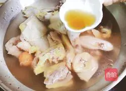 Illustration of how to stew chicken with palm ginseng 3