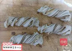 Illustration of how to make sesame rolls 14