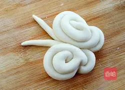 Milk-flavored butterfly steamed buns recipe 11