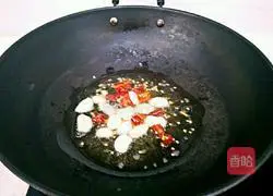 Illustration of how to stir-fry celery and dried celery 5