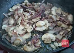 Illustration of how to make stir-fried pasta with black pepper, mushrooms and bacon 8